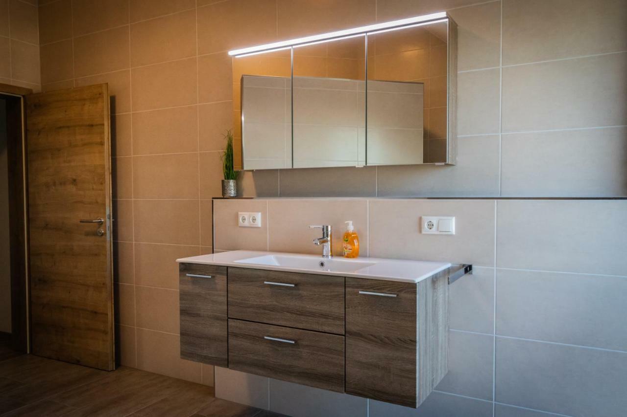 Landhaus Ferienwohnungen Mit Pool Und Wellness Neukirchen-Balbini 외부 사진