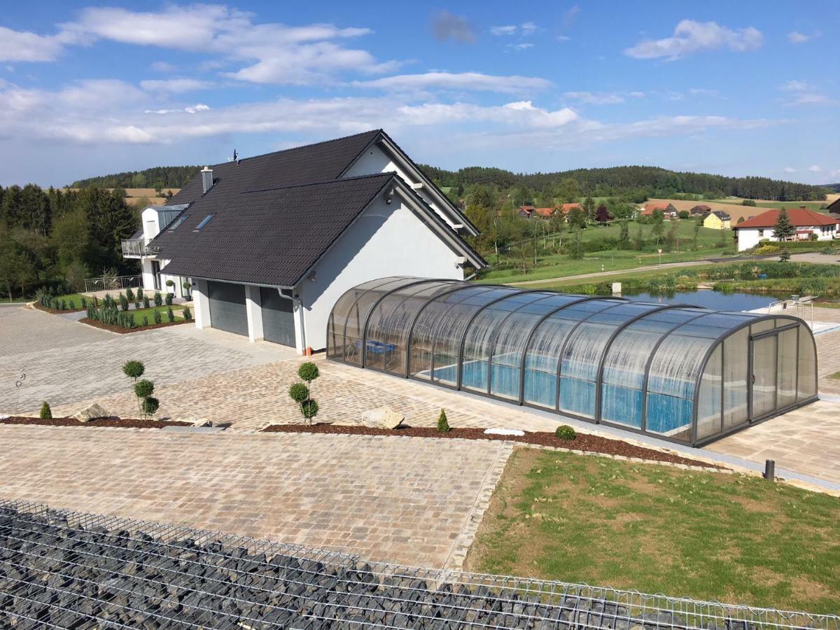 Landhaus Ferienwohnungen Mit Pool Und Wellness Neukirchen-Balbini 외부 사진