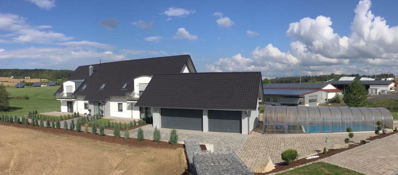 Landhaus Ferienwohnungen Mit Pool Und Wellness Neukirchen-Balbini 외부 사진