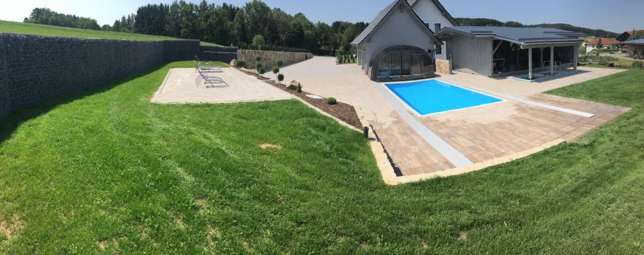 Landhaus Ferienwohnungen Mit Pool Und Wellness Neukirchen-Balbini 외부 사진