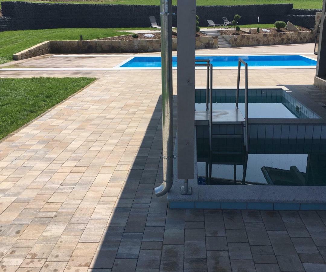 Landhaus Ferienwohnungen Mit Pool Und Wellness Neukirchen-Balbini 외부 사진